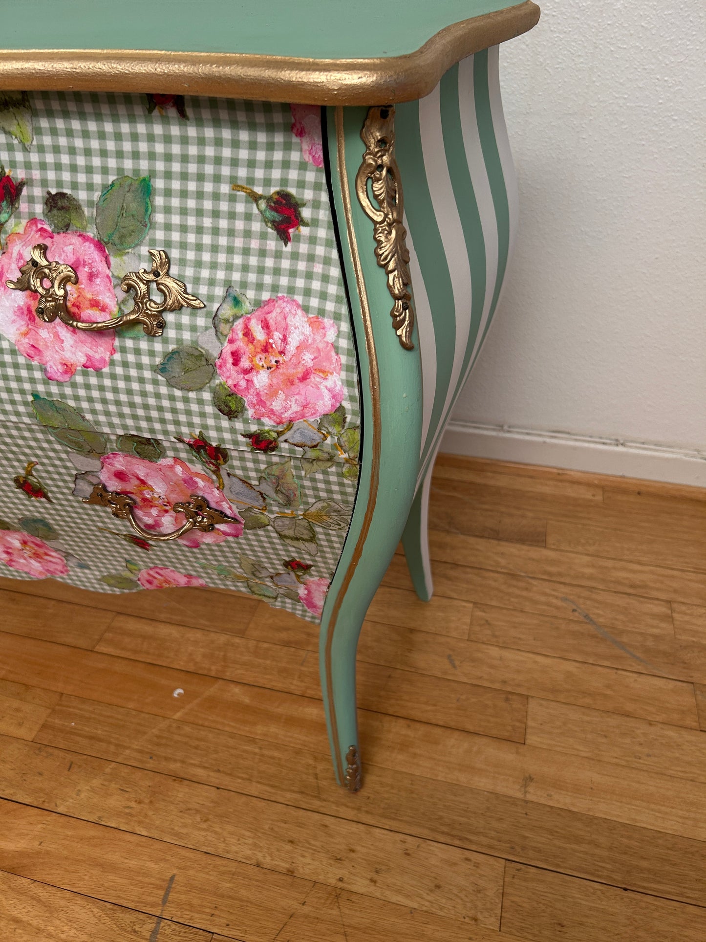Vintage Kommode | Rokokko "Magekommoden" | Scandinavian Vintage | Rose Fabric | Brass Details | Mint Green