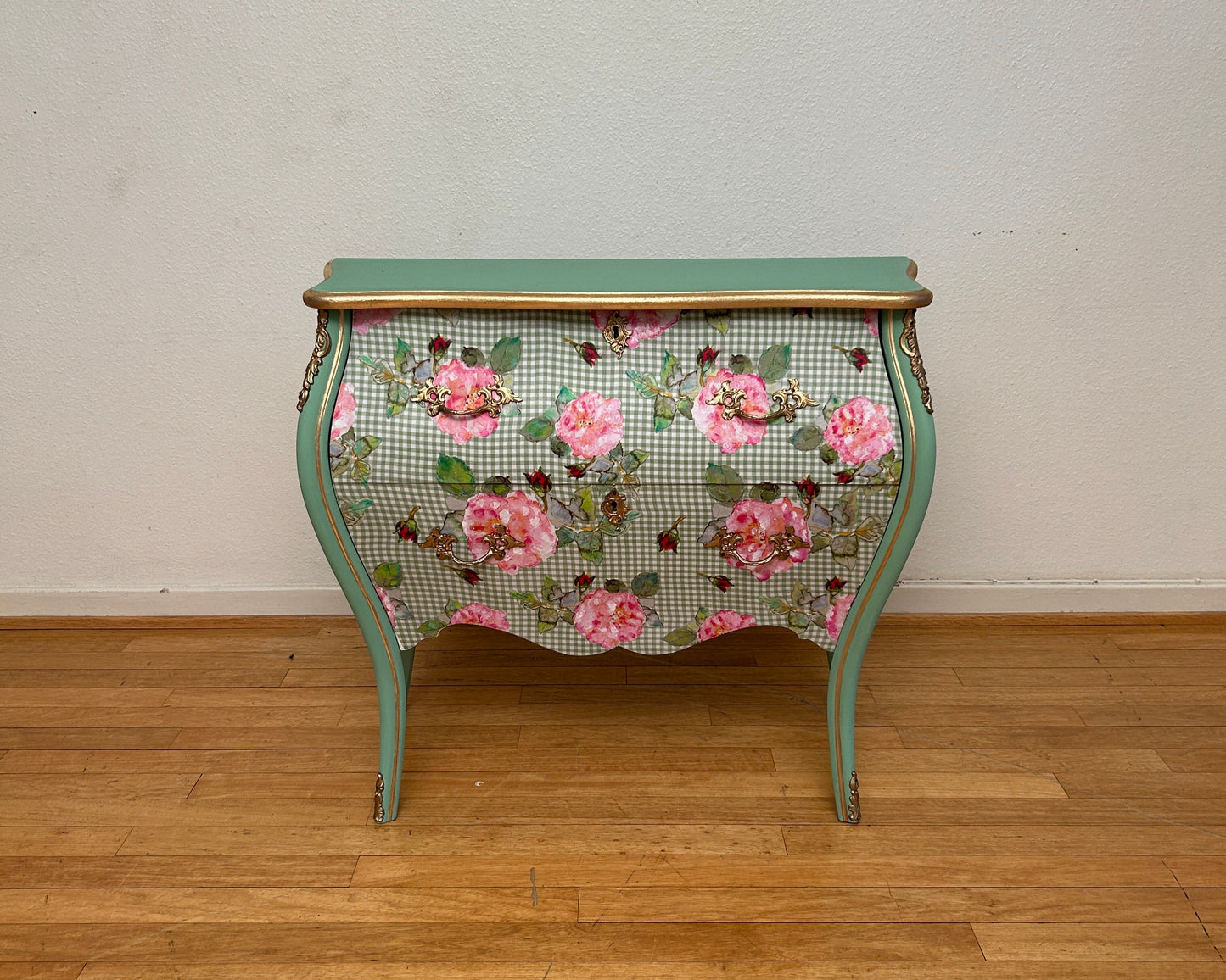 Vintage Kommode | Rokokko "Magekommoden" | Scandinavian Vintage | Rose Fabric | Brass Details | Mint Green