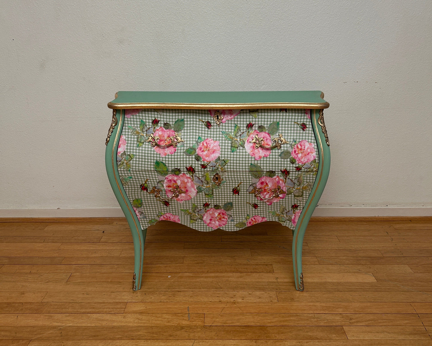 Vintage Kommode | Rokokko "Magekommoden" | Scandinavian Vintage | Rose Fabric | Brass Details | Mint Green