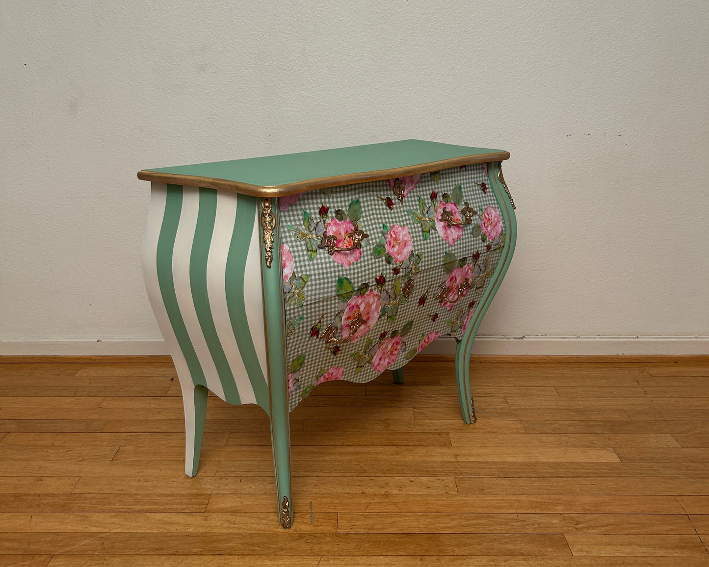 Vintage Kommode | Rokokko "Magekommoden" | Scandinavian Vintage | Rose Fabric | Brass Details | Mint Green