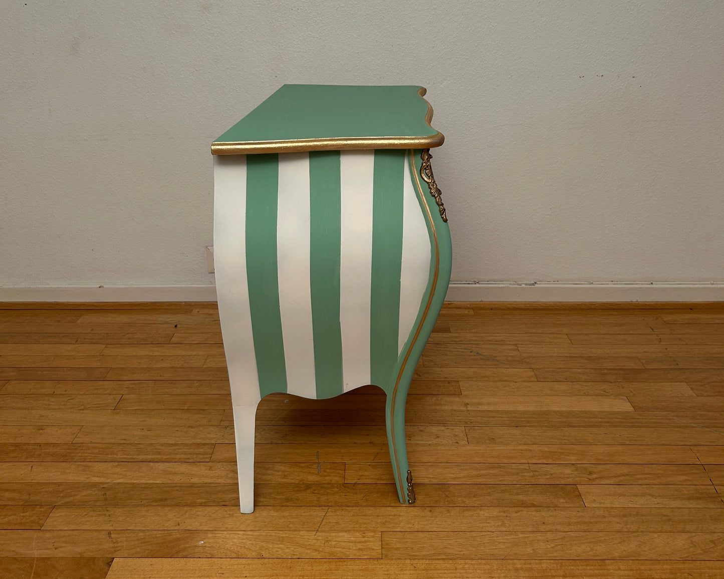 Vintage Kommode | Rokokko "Magekommoden" | Scandinavian Vintage | Rose Fabric | Brass Details | Mint Green