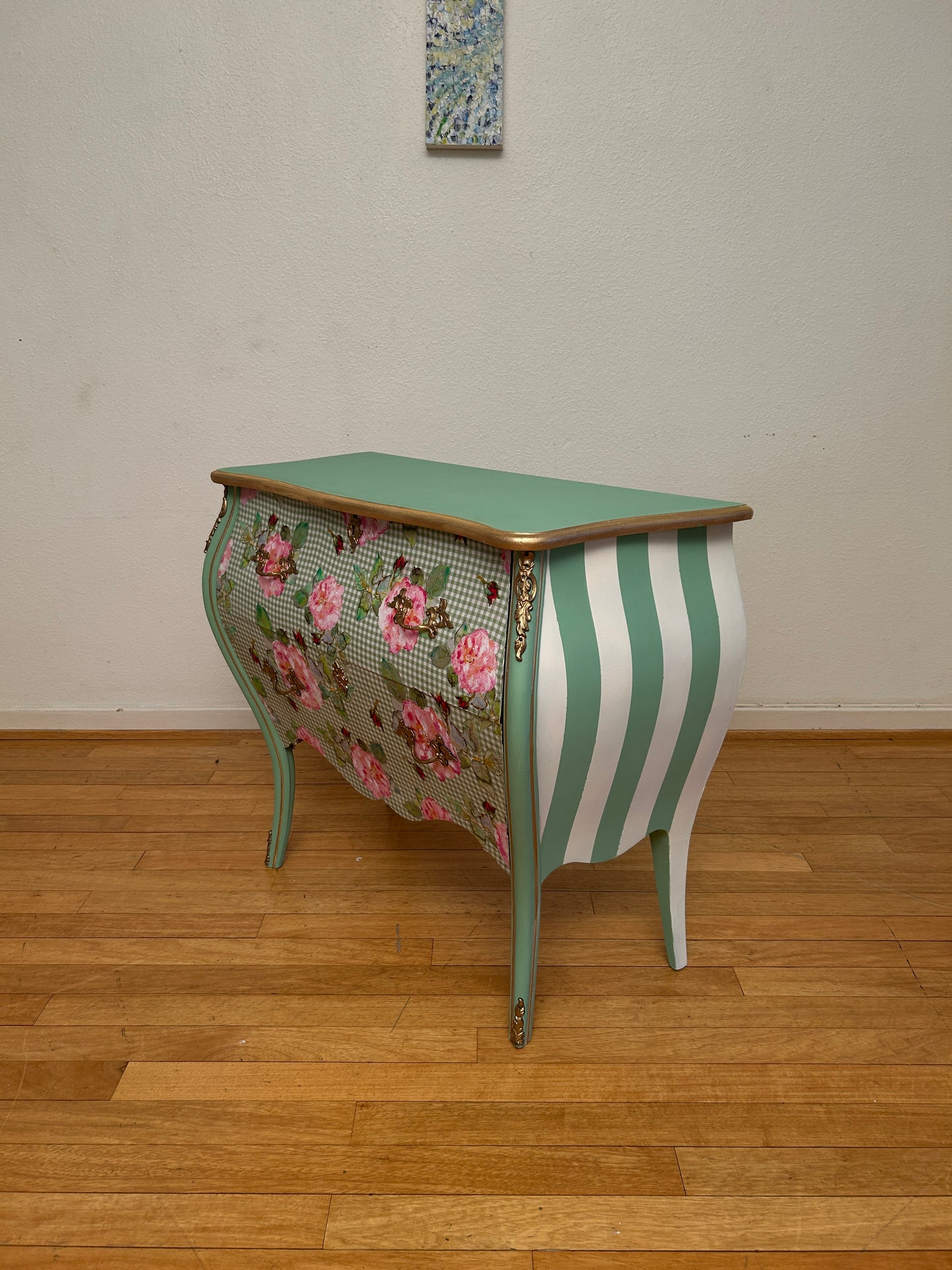 Vintage Kommode | Rokokko "Magekommoden" | Scandinavian Vintage | Rose Fabric | Brass Details | Mint Green