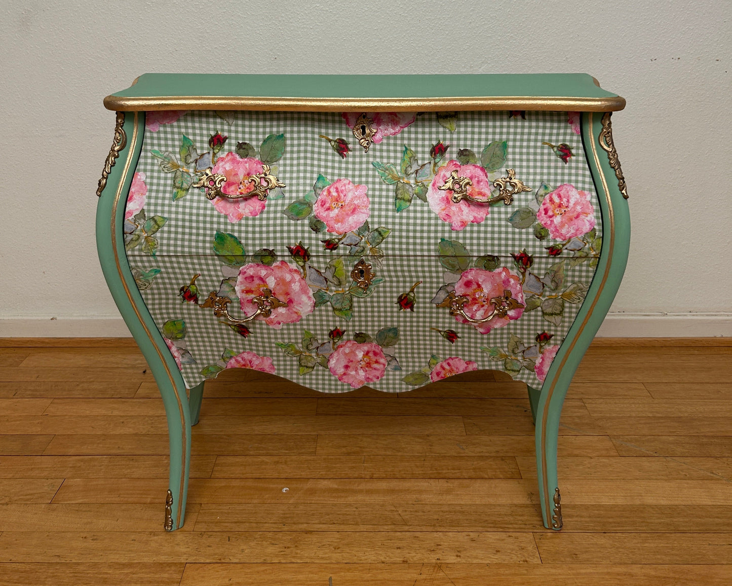 Vintage Kommode | Rokokko "Magekommoden" | Scandinavian Vintage | Rose Fabric | Brass Details | Mint Green