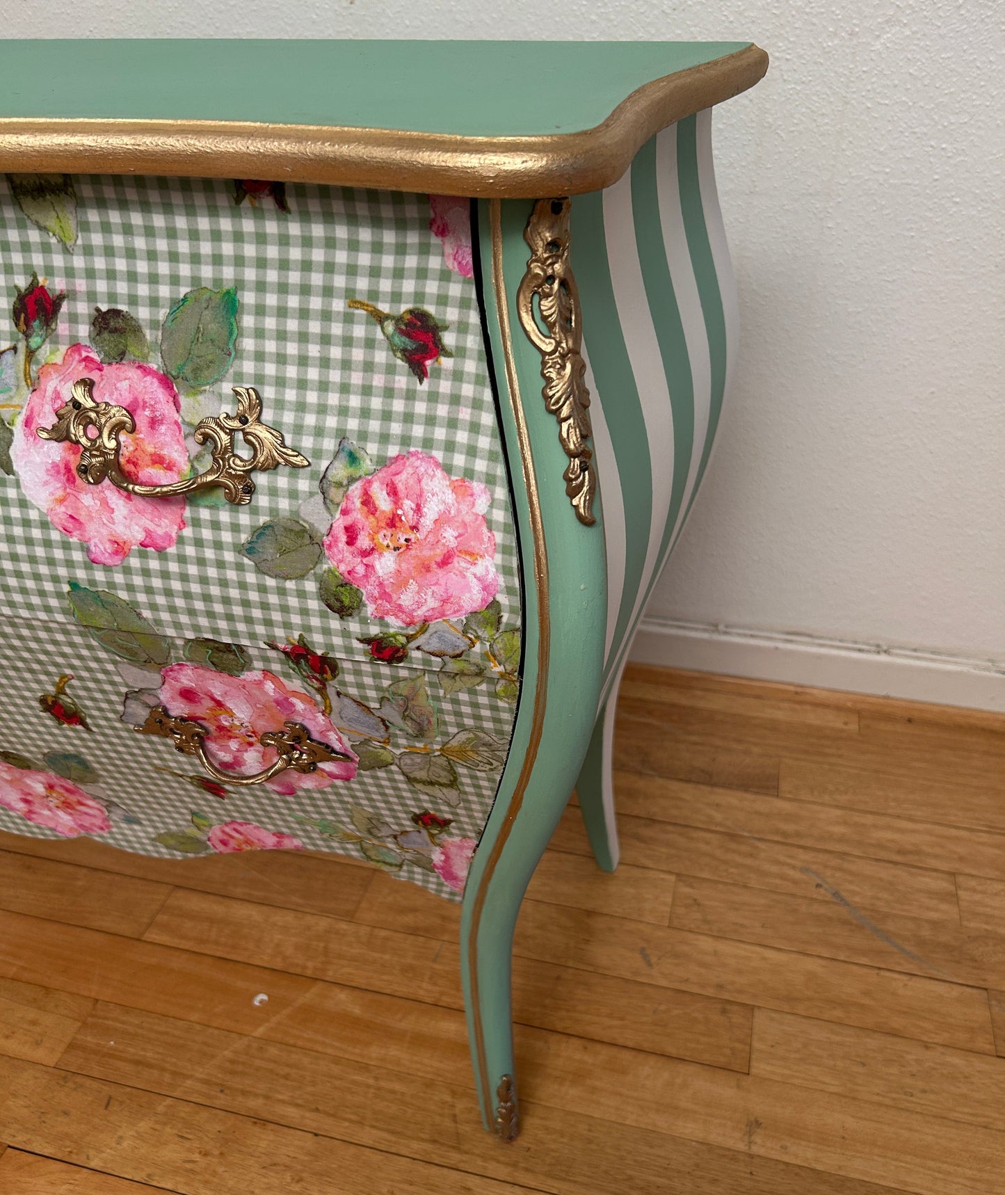 Vintage Kommode | Rokokko "Magekommoden" | Scandinavian Vintage | Rose Fabric | Brass Details | Mint Green