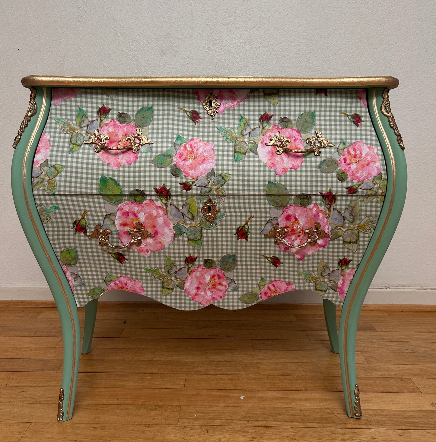Vintage Kommode | Rokokko "Magekommoden" | Scandinavian Vintage | Rose Fabric | Brass Details | Mint Green