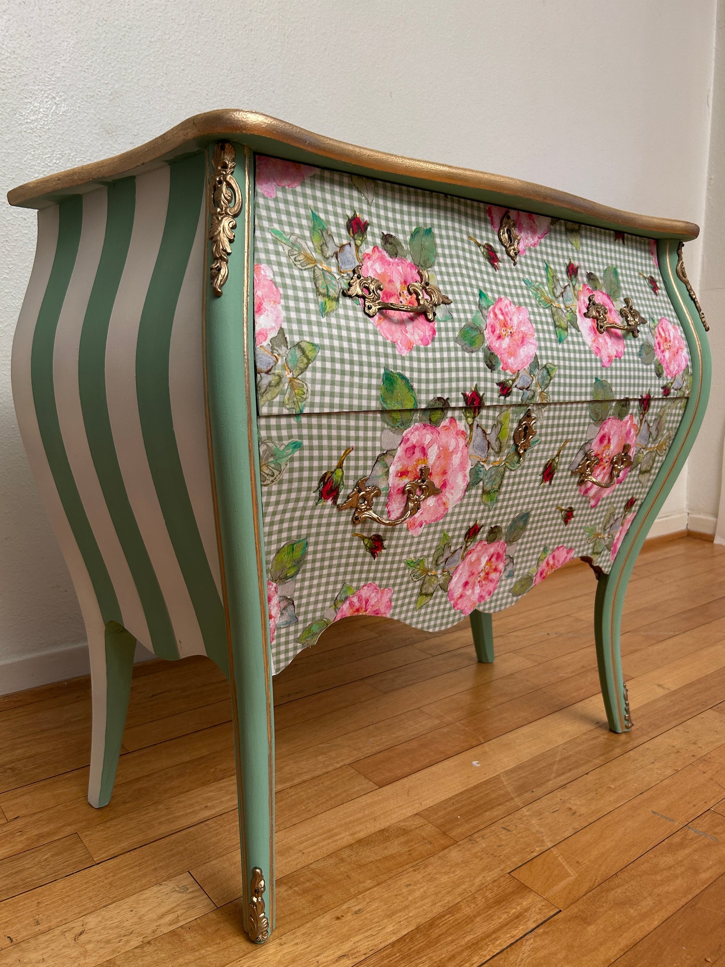 Vintage Kommode | Rokokko "Magekommoden" | Scandinavian Vintage | Rose Fabric | Brass Details | Mint Green