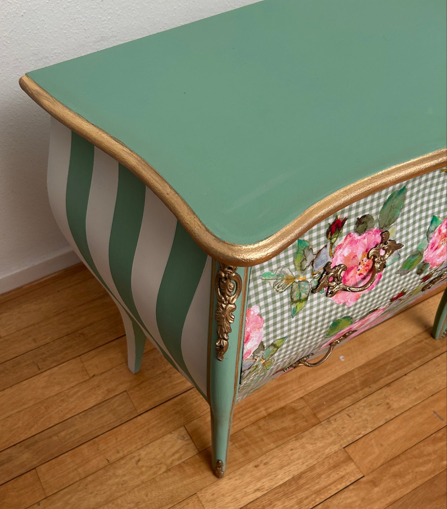 Vintage Kommode | Rokokko "Magekommoden" | Scandinavian Vintage | Rose Fabric | Brass Details | Mint Green