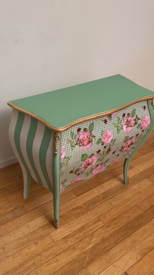 Vintage Kommode | Rokokko "Magekommoden" | Scandinavian Vintage | Rose Fabric | Brass Details | Mint Green