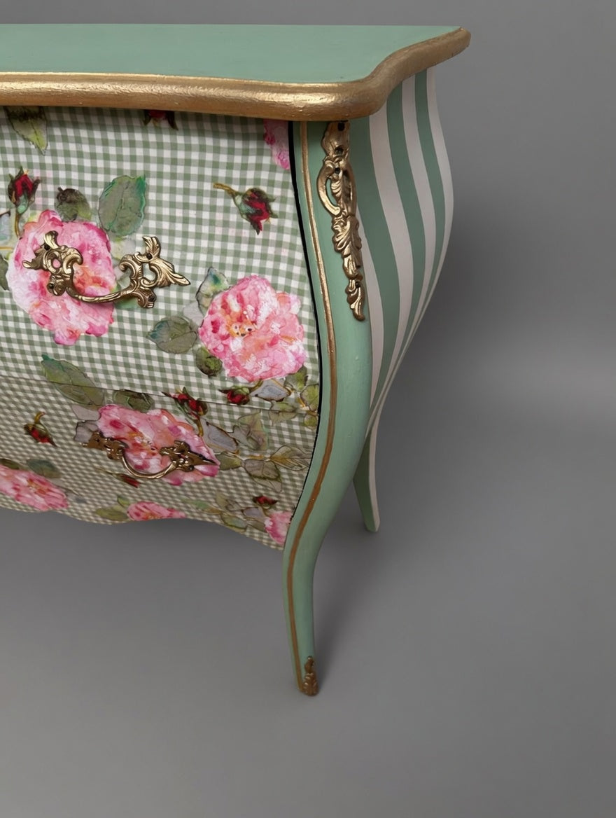 Vintage Kommode | Rokokko "Magekommoden" | Scandinavian Vintage | Rose Fabric | Brass Details | Mint Green